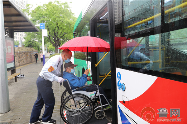 "全国助残日"青岛2路无障碍公交车,驾驶员苦练技能关爱残疾人