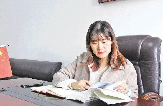 张玉霞认真研究美丽乡村建设工作.