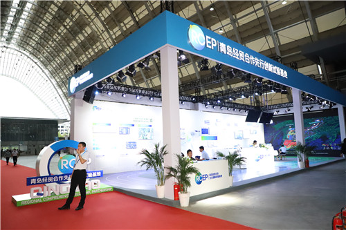 大学和青岛海洋科学与技术试点国家实验室共同研发的"海燕"水下滑翔机