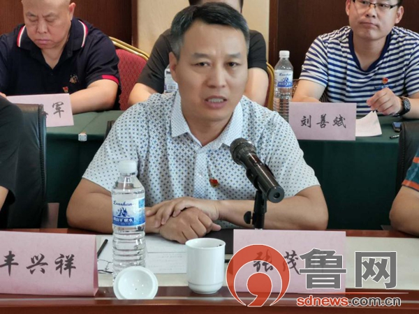 (左一)会议全程由青岛商河商会党委会书记孙维忠主持,会议一开始,参会
