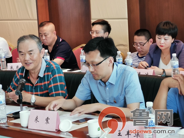 会议全程由青岛商河商会党委会书记孙维忠主持,会议一开始,参会人员
