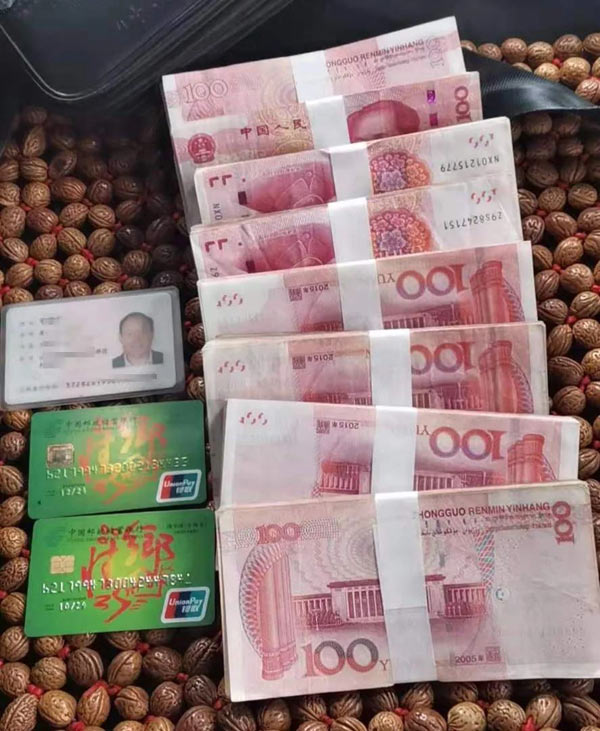 日照天天正能量市民将8万元现金落在公交上40分钟后司机物归原主