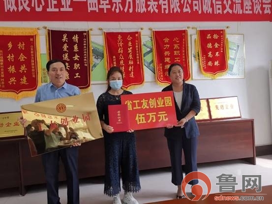 山东新东方服装有限公司是由颜卫东夫妻两人从一家定制服装的小店铺