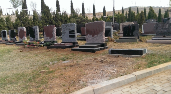 一个一平米左右的墓穴,价格达十余万元蟠龙山公墓的价格公示牌莱芜