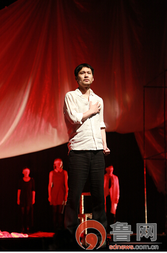 先锋话剧恋爱的犀牛简单的剧情触心的演绎