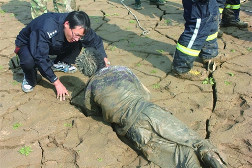 魯網10月17日訊 一名老人不慎陷入臨沂蒙陰雲蒙湖湖底沼澤,被困一晝夜