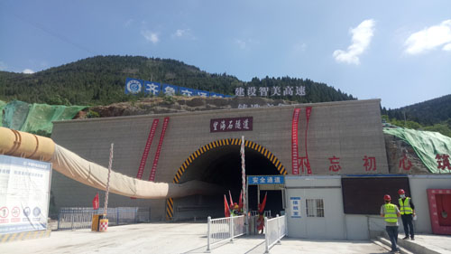 新台高速最长隧道望海石隧道昨日贯通 记者 白鑫燚 摄"望海石隧道最后