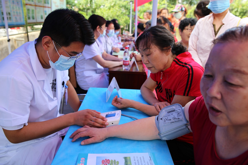 泰安市政协"委员之家"联合泰安市中医医院开展进社区义诊活动 - 泰安