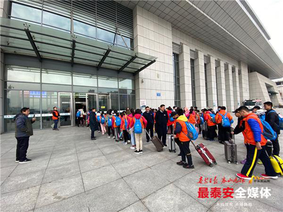 为了不耽误散客及时进站检票,候车,高铁泰安站值班站长立即通知安检