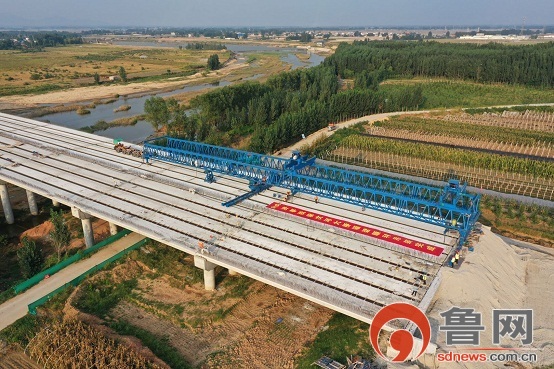 山东省道s103改建工程柴汶河大桥完成箱梁吊装