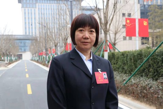 菏泽市党代表周素月积极推进高效课堂改革做一名有温度的教育者