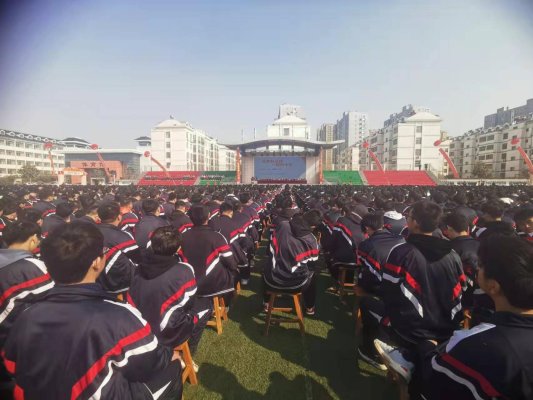 菏泽一中举行2022春季开学典礼暨高三百日动员誓师大会吹响高考集结号