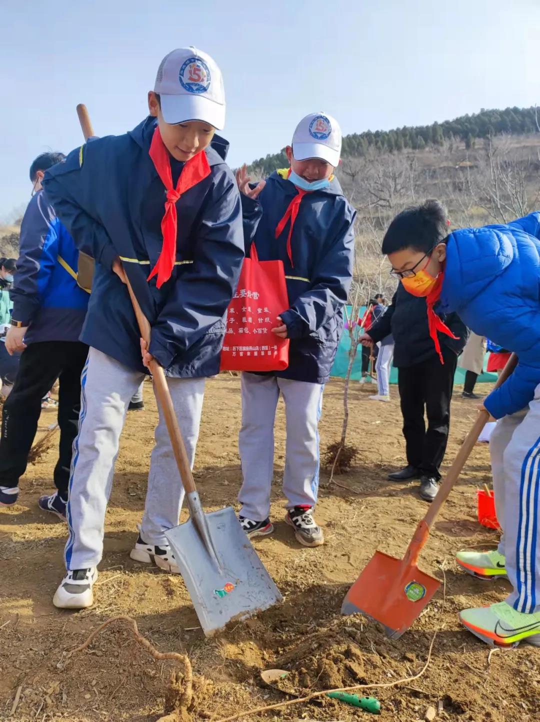 種植希望放飛夢想我為南部山區添點綠濟南市歷下區燕山學子35級5中隊