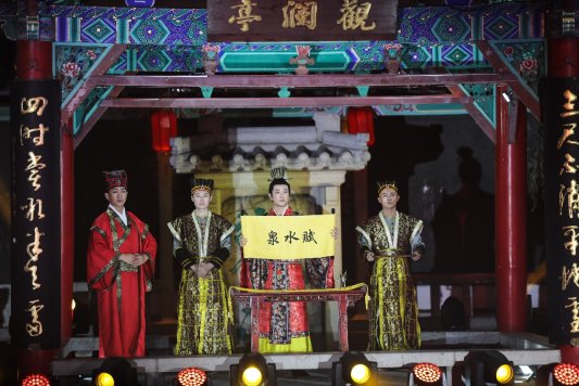 图片包含 室内, 桌子, 建筑, 男人

描述已自动生成