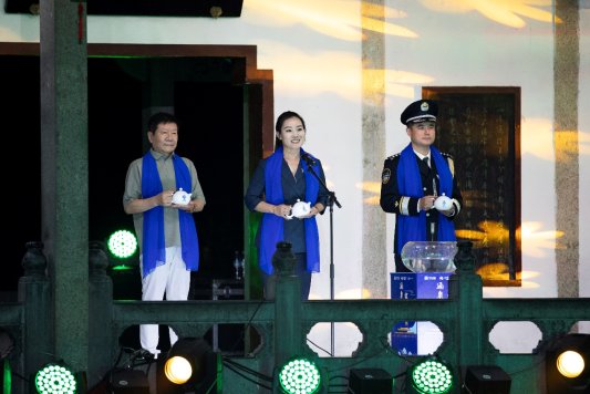 图片包含 桌子, 男人, 站, 不同

描述已自动生成