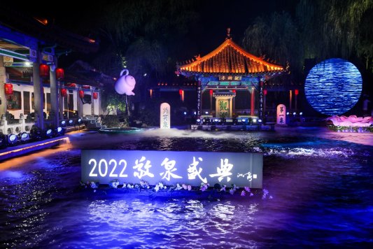 夜晚的游泳池

中度可信度描述已自动生成