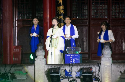 一群人站在雕塑旁

中度可信度描述已自动生成