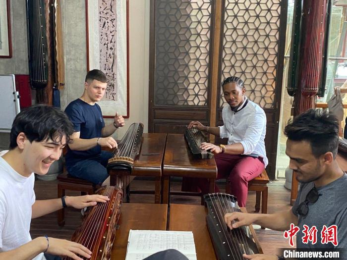 &ldquo;Z世代&rdquo;青年扬州感受文化底蕴。　崔佳明 摄