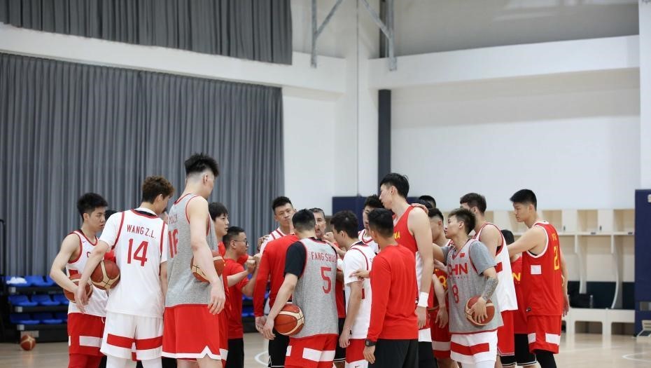 山东青岛：中国男篮集训队举行公开训练课
