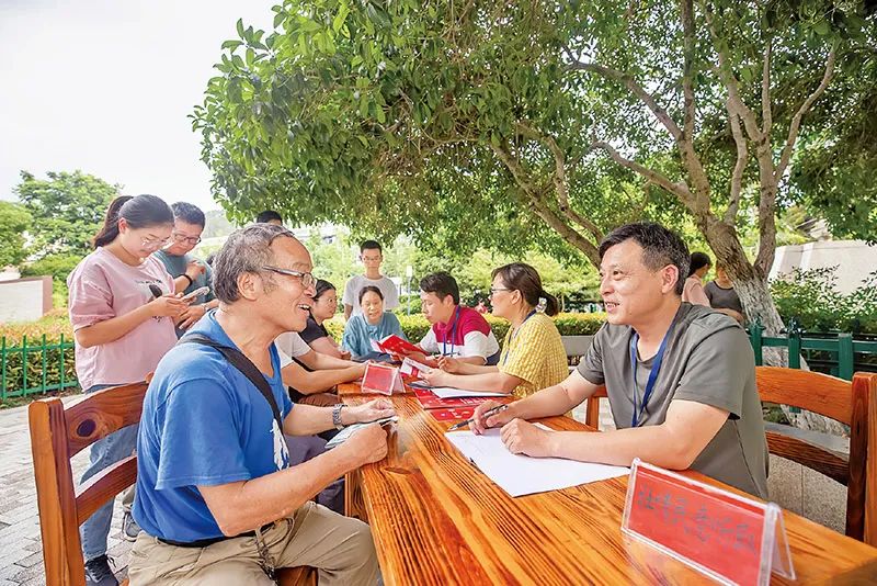 把全过程人民民主重大理念具体地现实地落实到人大工作中