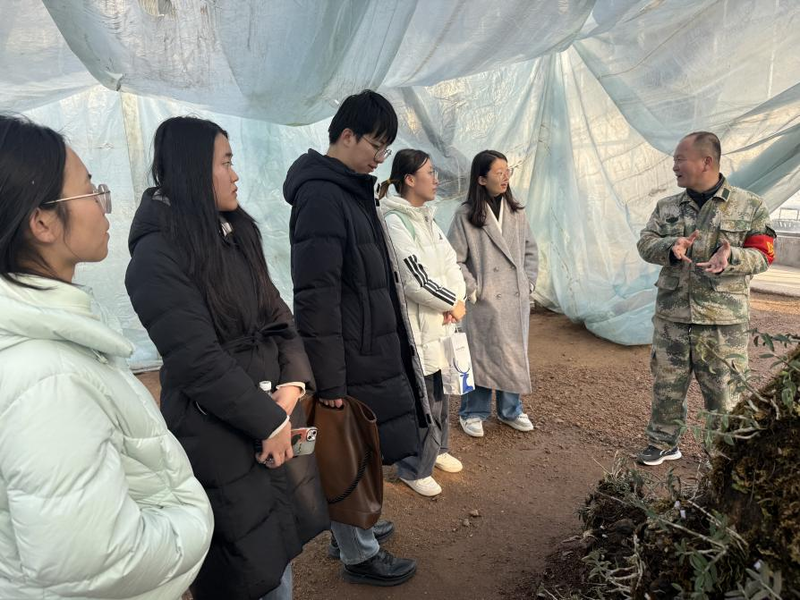 青春助力产业兴 共探草药新发展——山东中医药大学“济”泽杏林队赴双泉镇调研 
