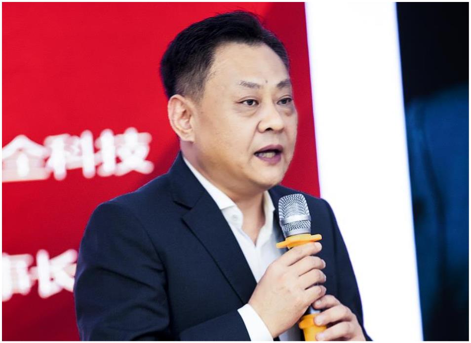 高举红色“出征旗” 唱响全球健康歌