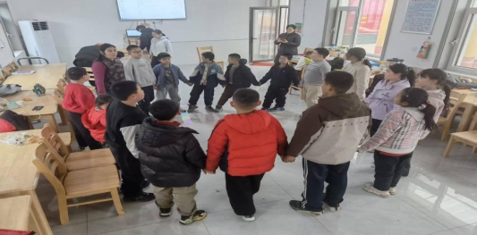 一群小孩在教室里

AI 生成的内容可能不正确。