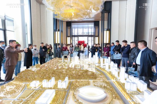 图片包含 桌子, 人, 建筑, 室内

AI 生成的内容可能不正确。