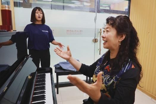 中国音乐家协会成员,晋中市音乐家协会秘书长李晓莉老师李晓莉,声乐