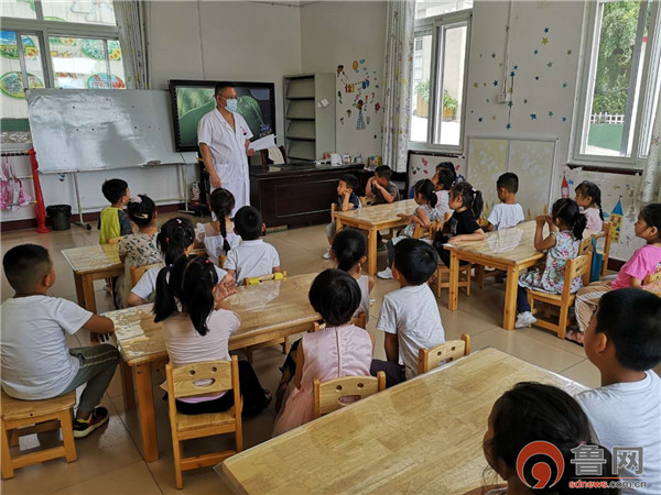 烟台艾乐幼儿园为驻校医生送来锦旗