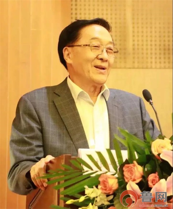 参会,侯成庆诊所郑士元医生在大会上作《侯氏挑罐疗法典型经验分享》