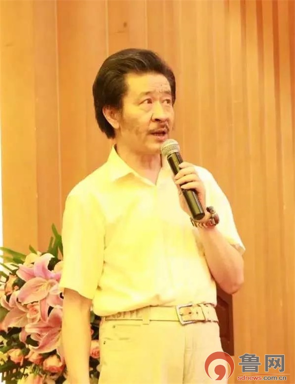 参会,侯成庆诊所郑士元医生在大会上作《侯氏挑罐疗法典型经验分享》