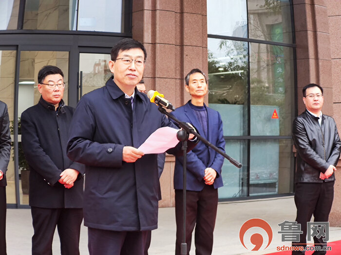 仪式中,滕州市政府副市长樊猛与相关领导共同为"滕州市电子商务公共