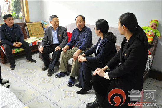 大家来到崔志广老人家中,受到老人家热烈欢迎.